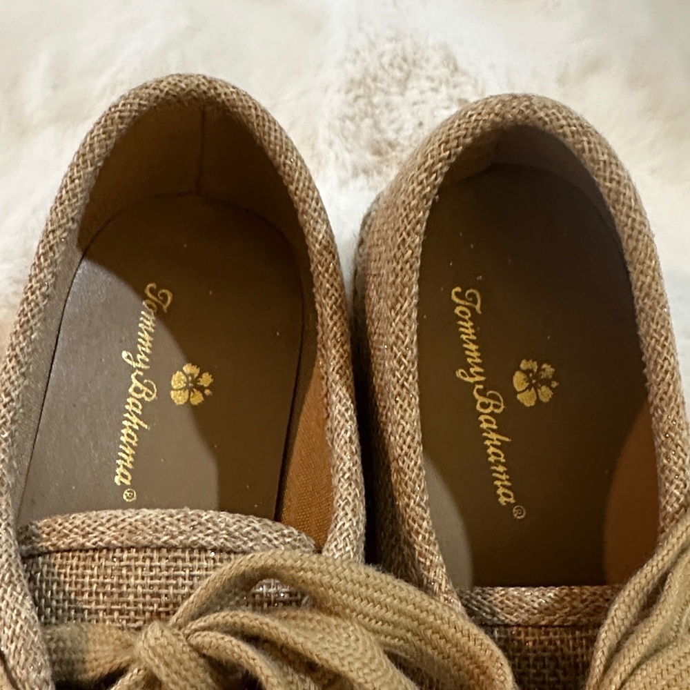 Tommy Bahama Tan With A Little Sparkle Sneaker. Size 7 - Picture 2 of 7